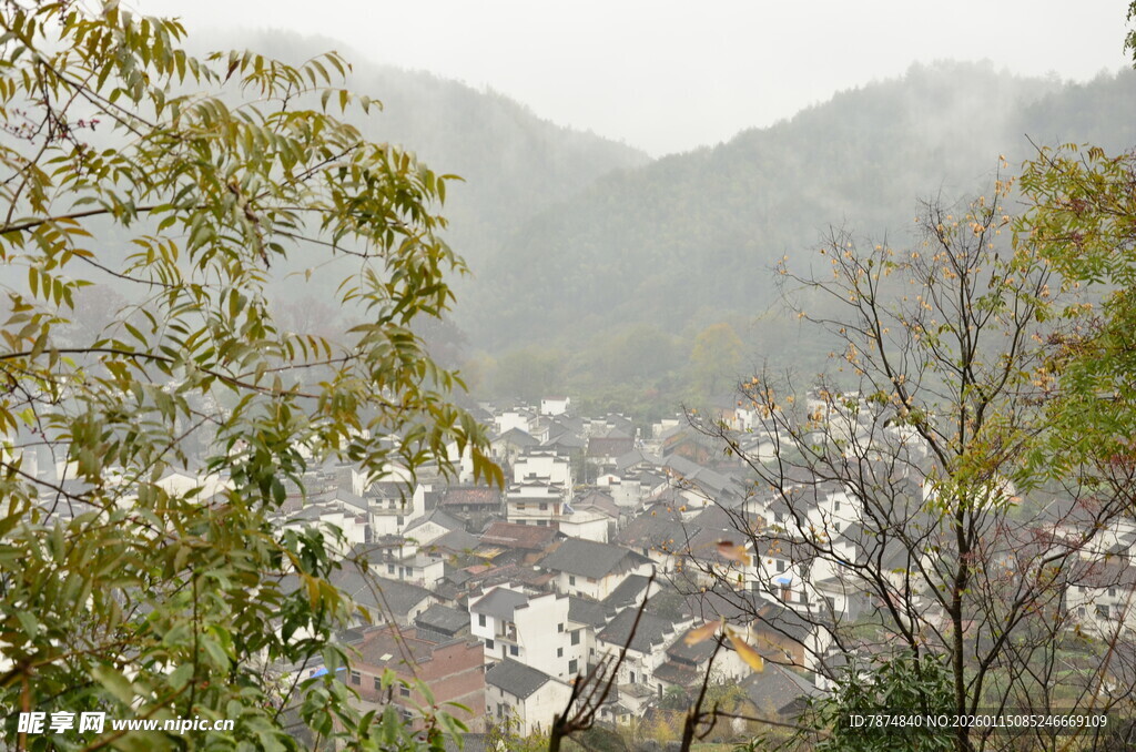 山间村落 云雾缭绕之景