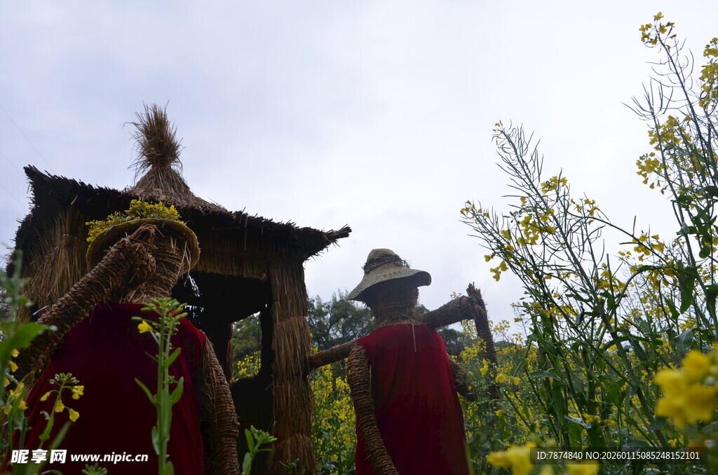 藏区村落中身着红衣的人