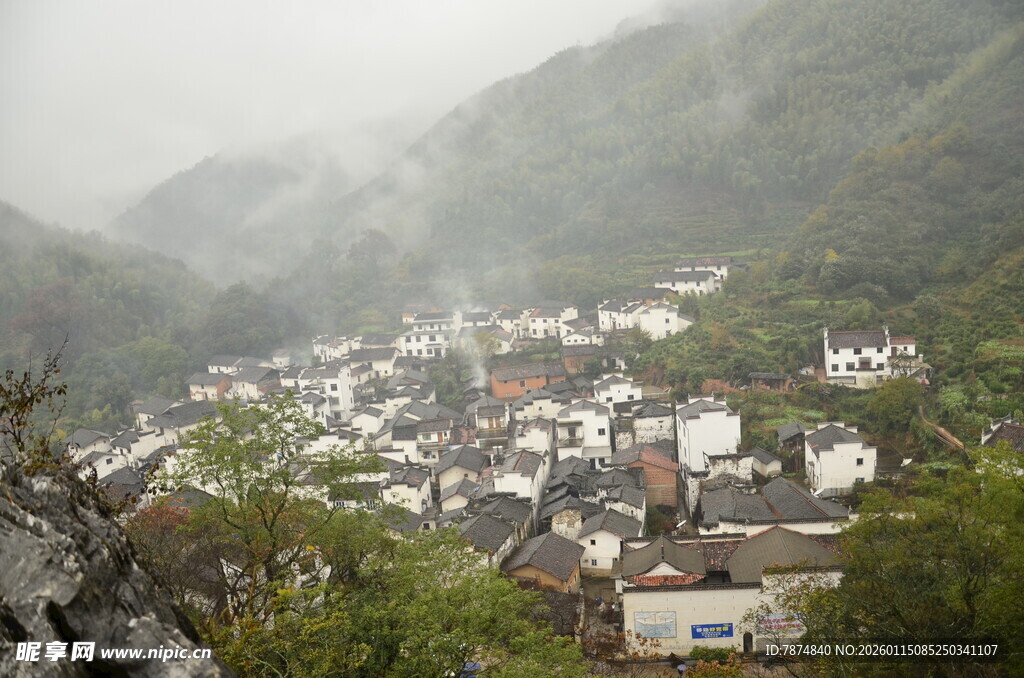 山间雾绕的古朴村落