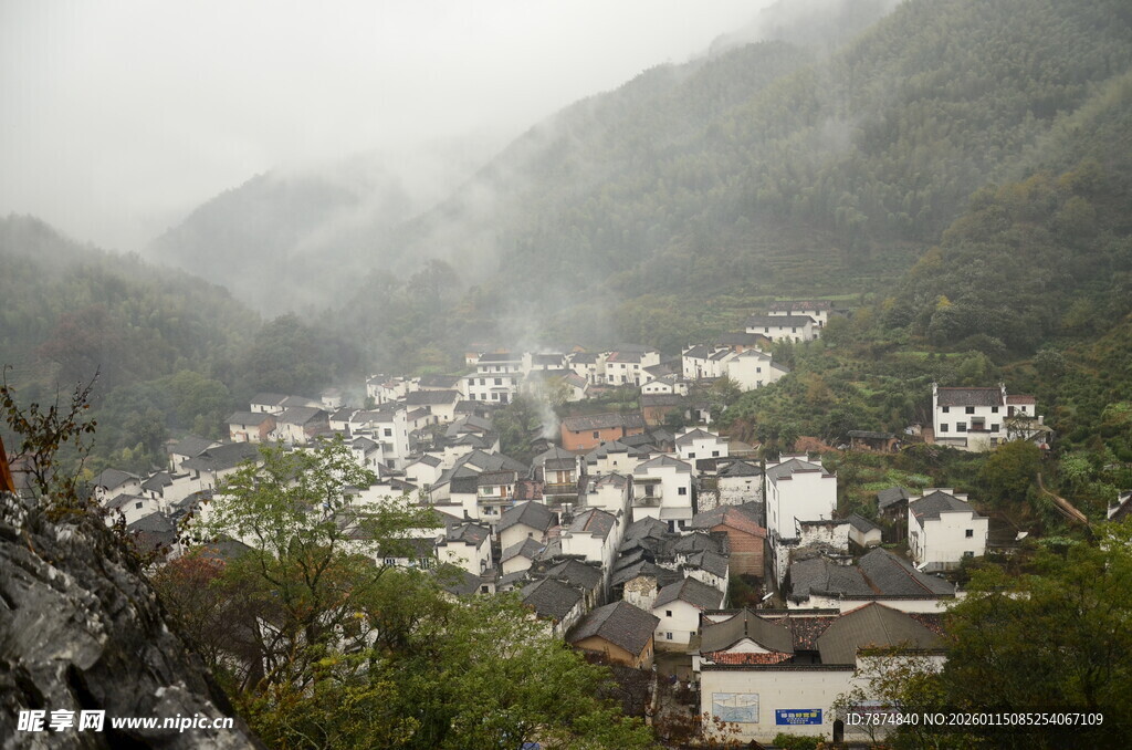 雾中静谧山村美景