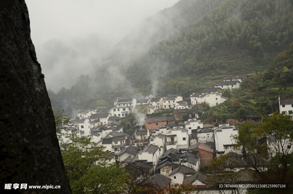 云雾缭绕中的古朴村落