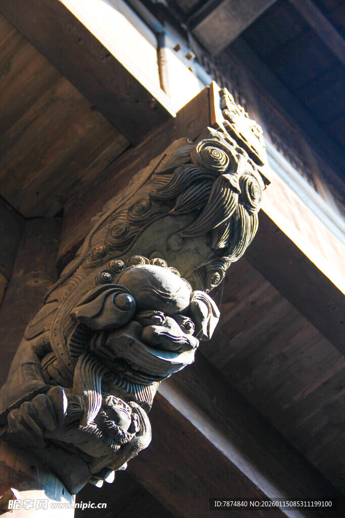 古建筑木雕龙头装饰细节