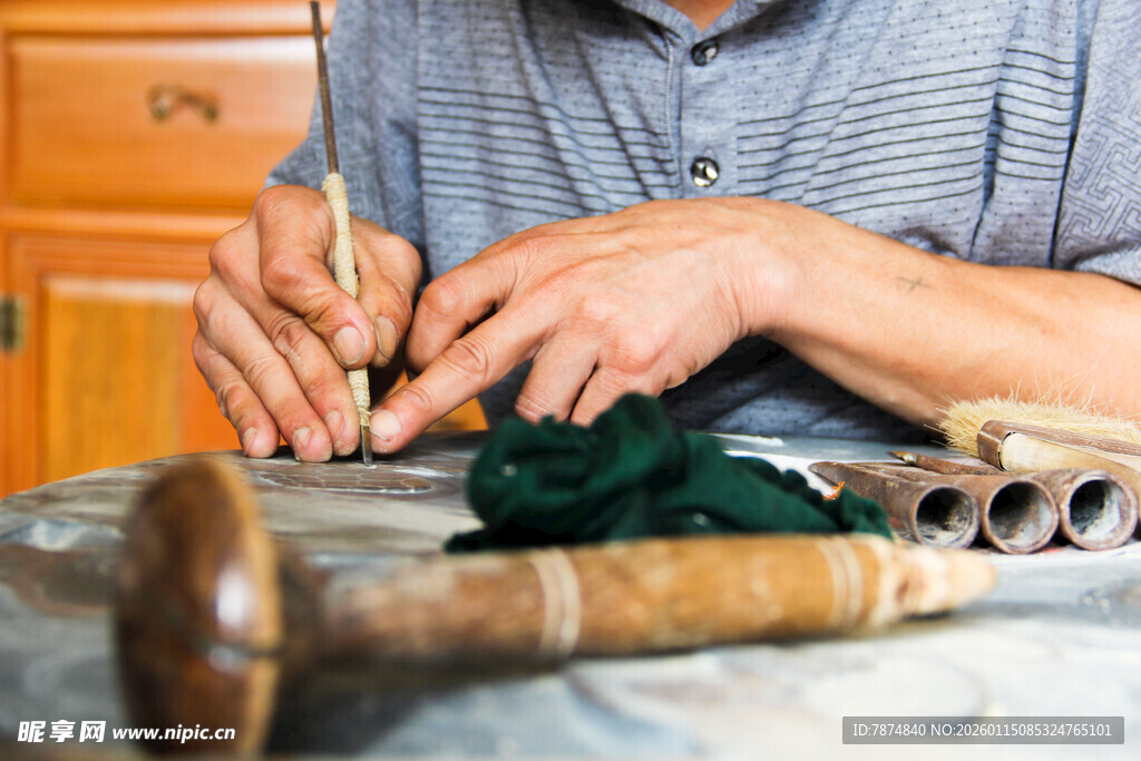 工匠专注手工制作物件