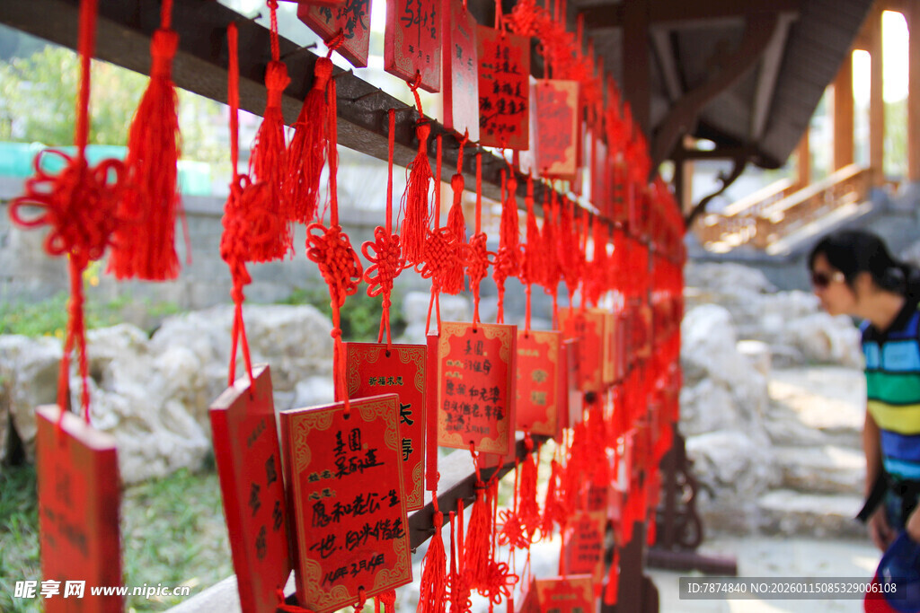 祈福牌前的驻足者