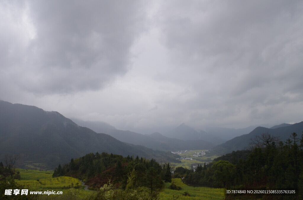 山间云雾缭绕景色迷人