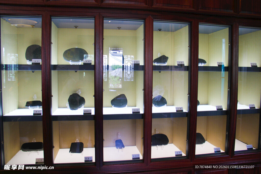 展示柜中的多样精美石头