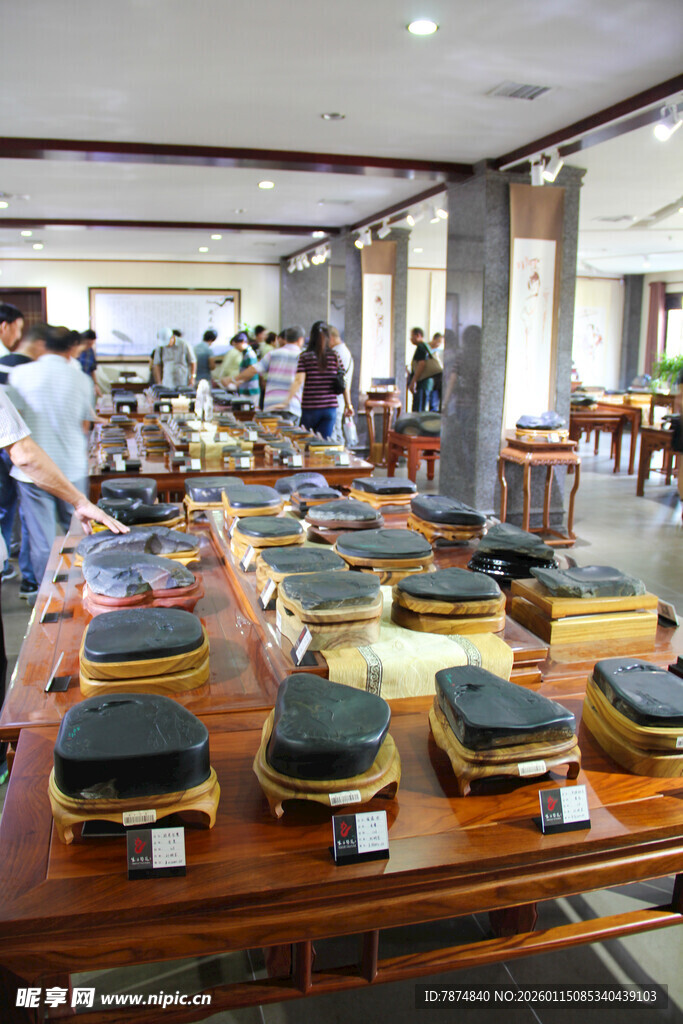 室内展示的多样精美工艺品