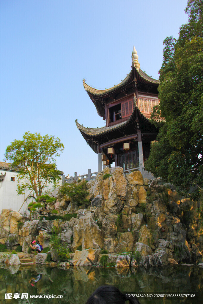 中式古典园林中的楼阁景观