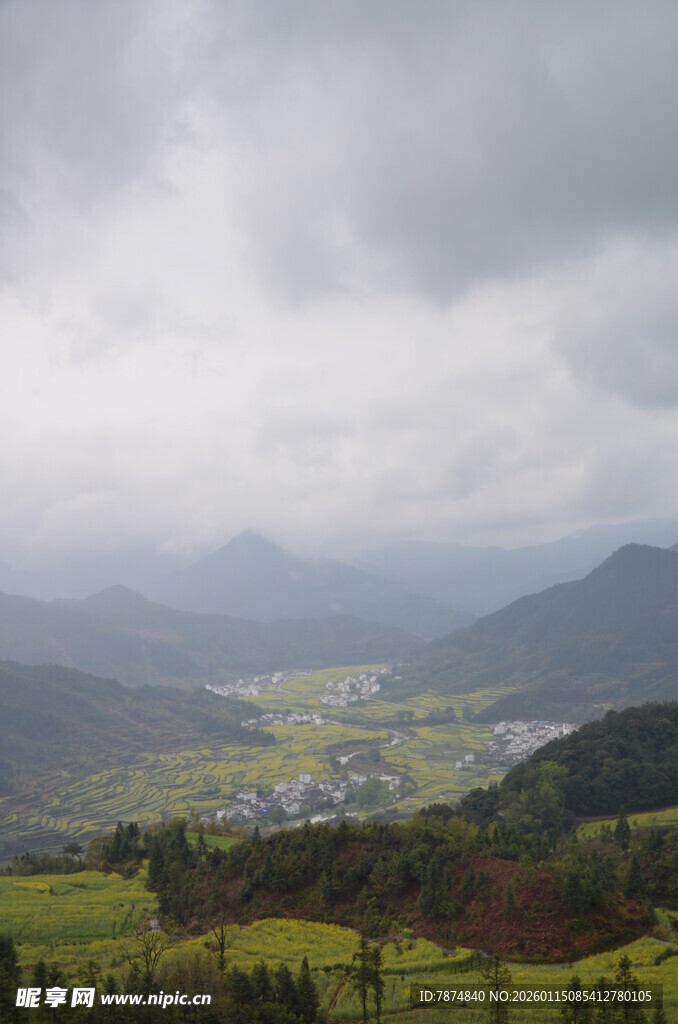 山间绿野 云雾缭绕之景