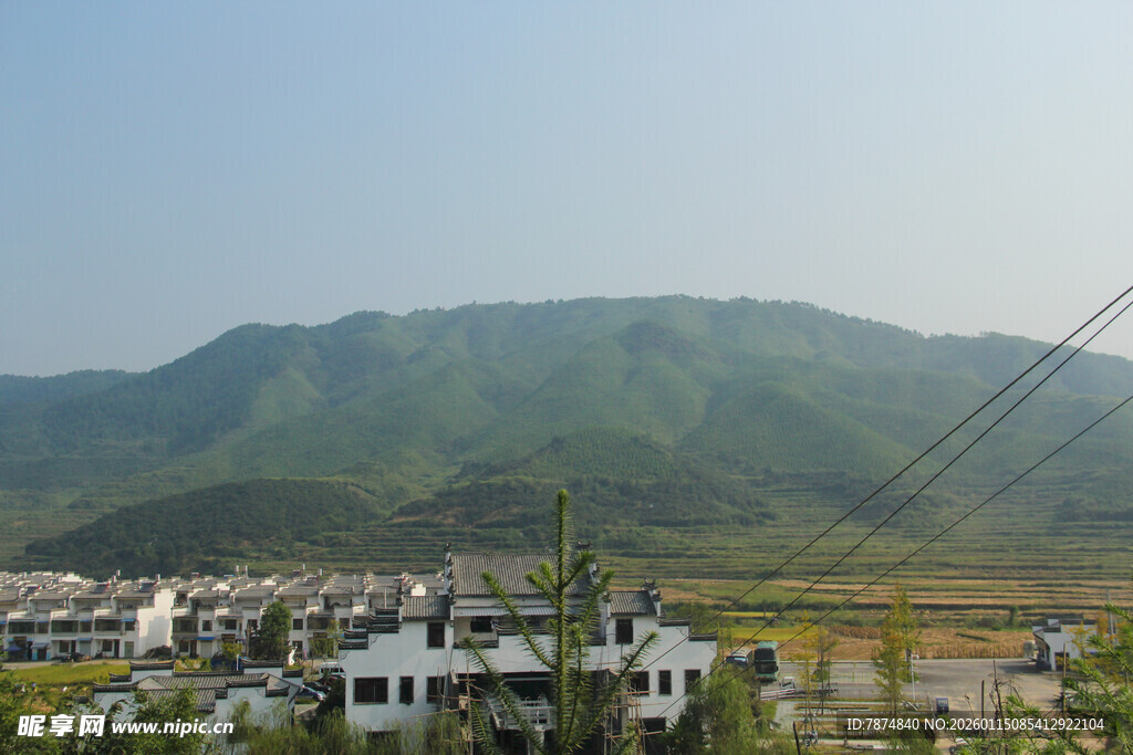 山村景致 屋舍与青山相依