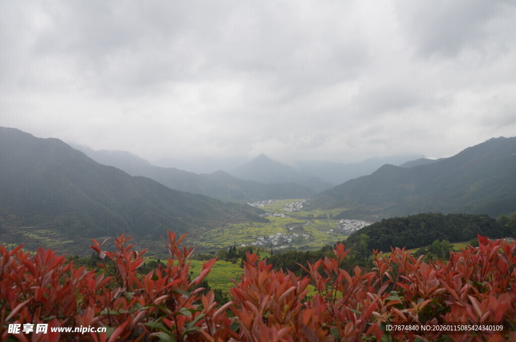 山间红叶与朦胧远山景色