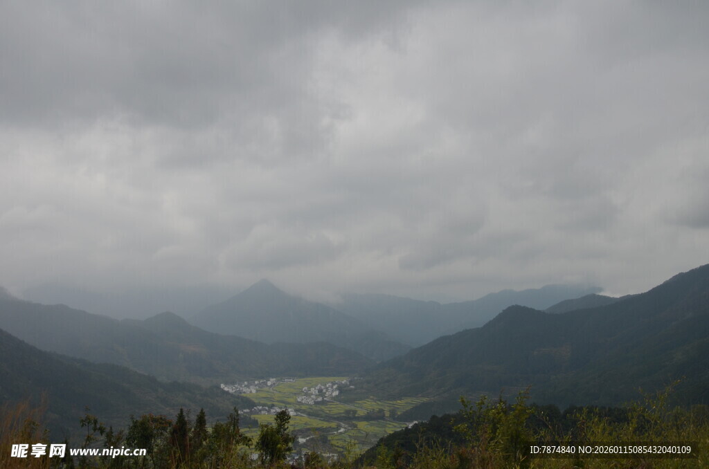 山间云雾缭绕的壮美景色