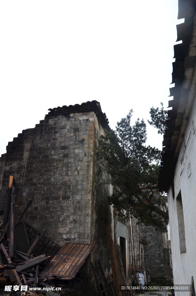 破旧石砌房屋与周边景象