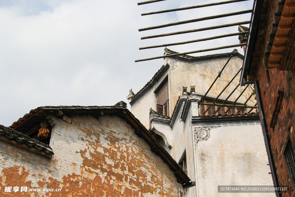 古旧屋顶展现岁月痕迹
