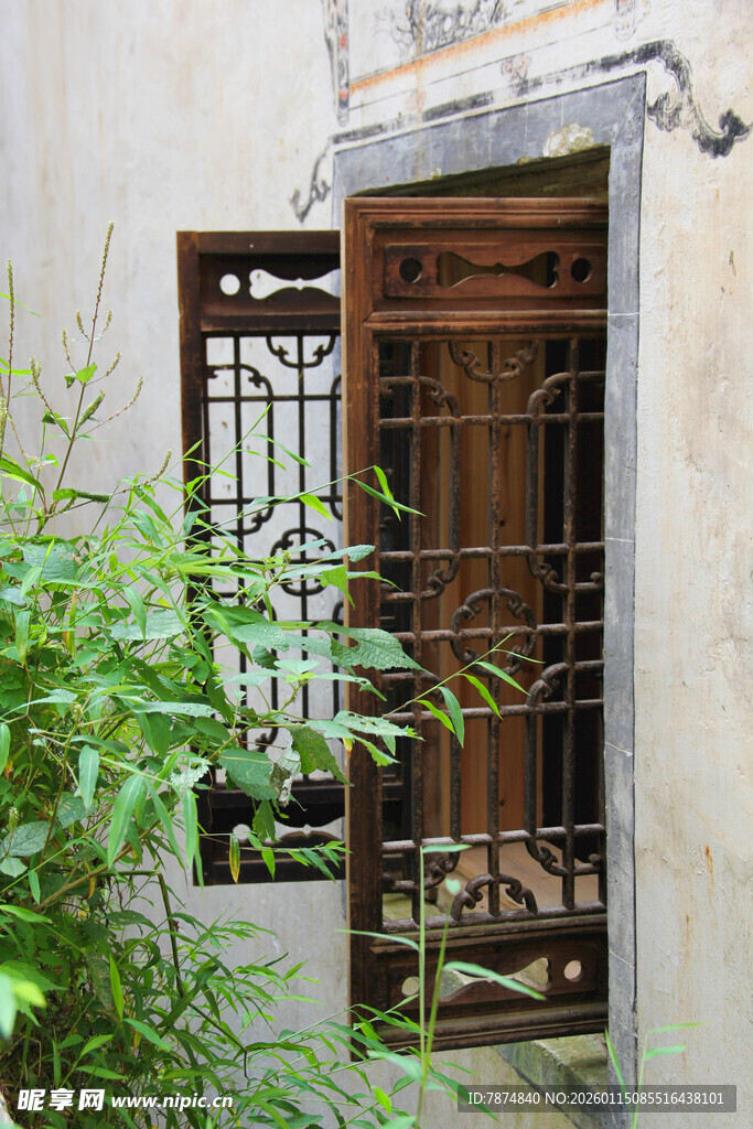 古朴铁门旁的绿植景致