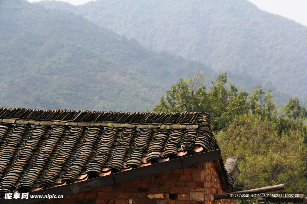 乡村屋顶与远山景致