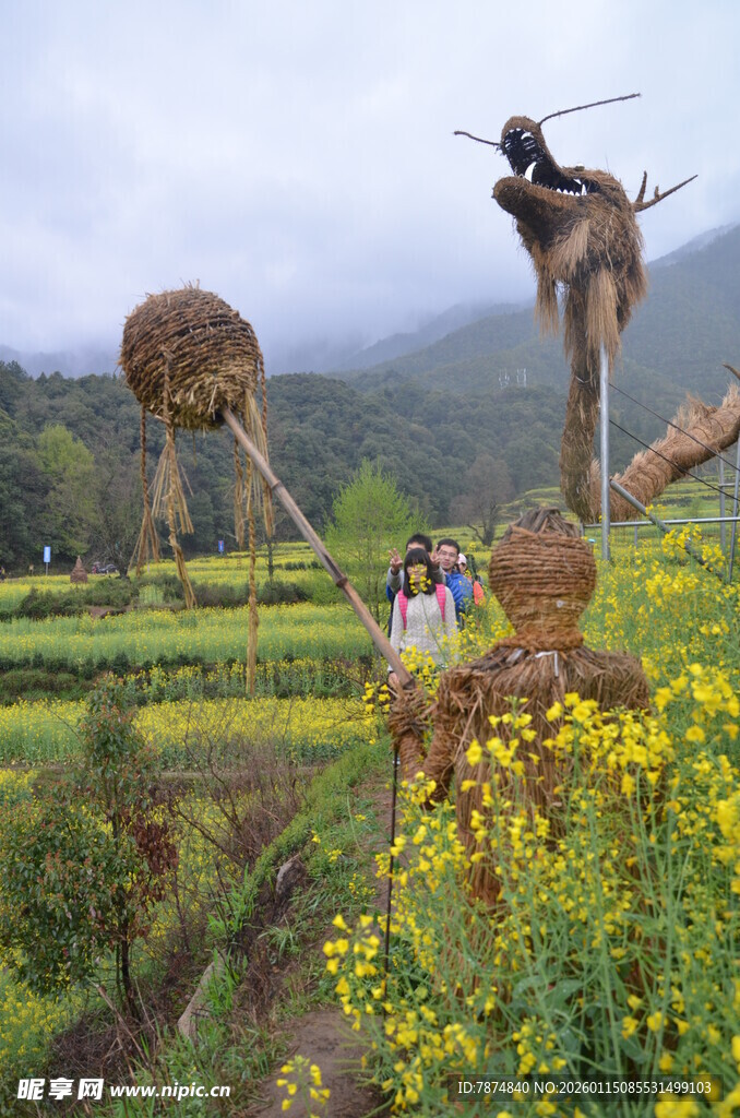 田园稻草人景观 游人漫步