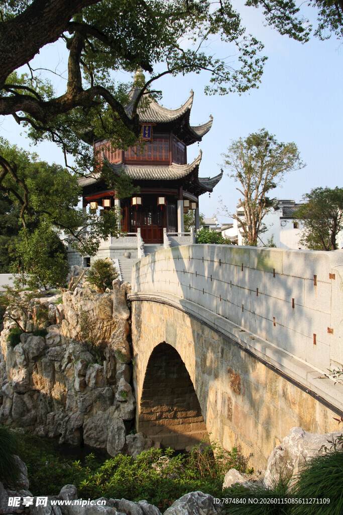 中式石桥旁的古典亭阁