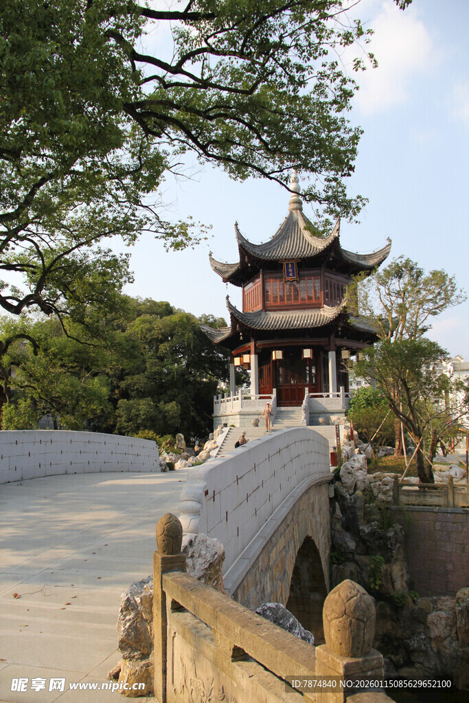 古桥旁的中式楼阁建筑