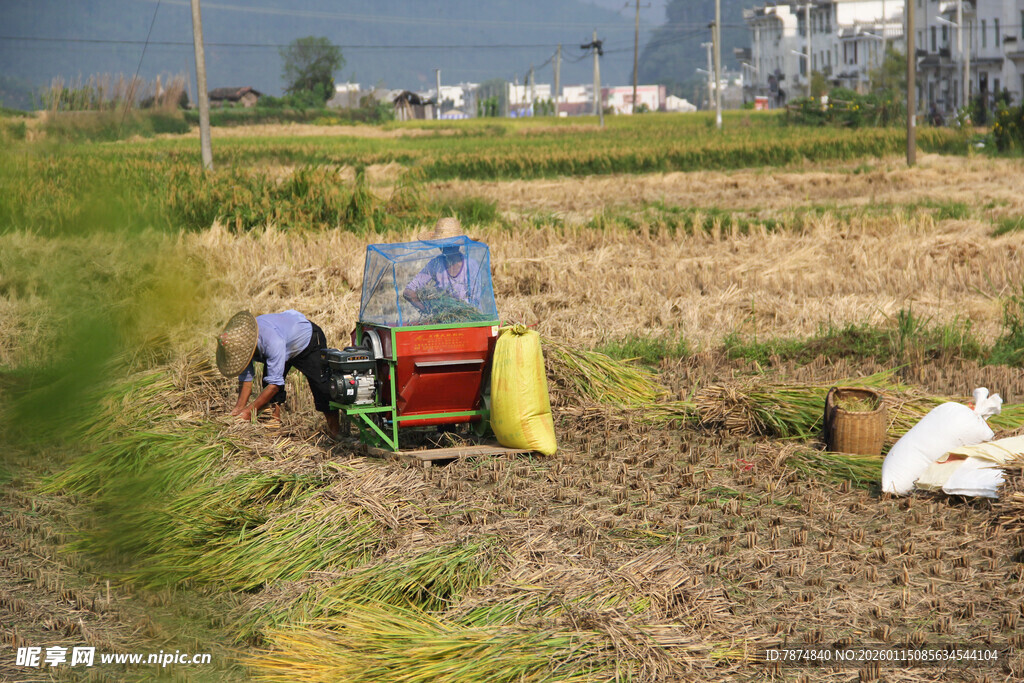 田间劳作的农机与农人