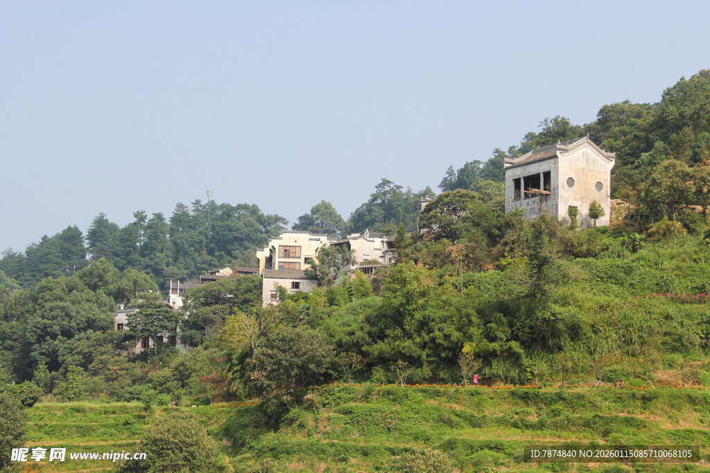 山坡上的几座雅致民居