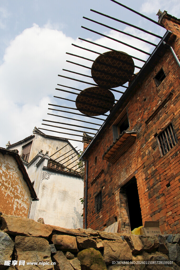 古朴村落建筑与晾晒设施