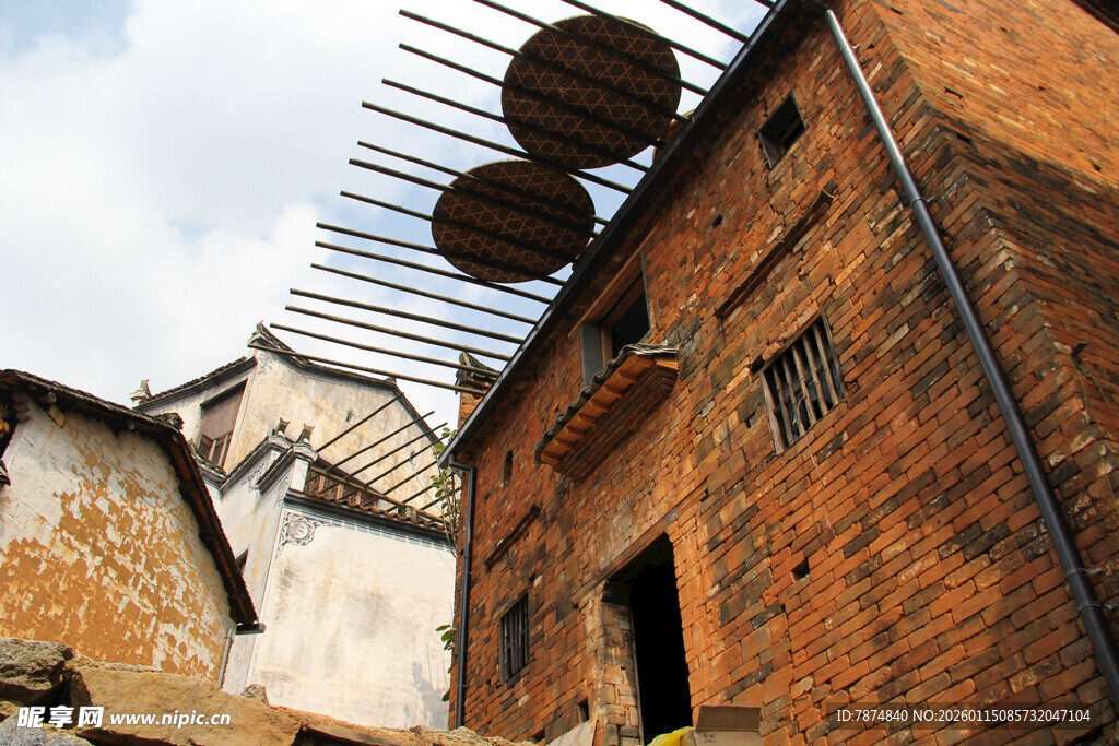 古老砖瓦房的独特屋顶