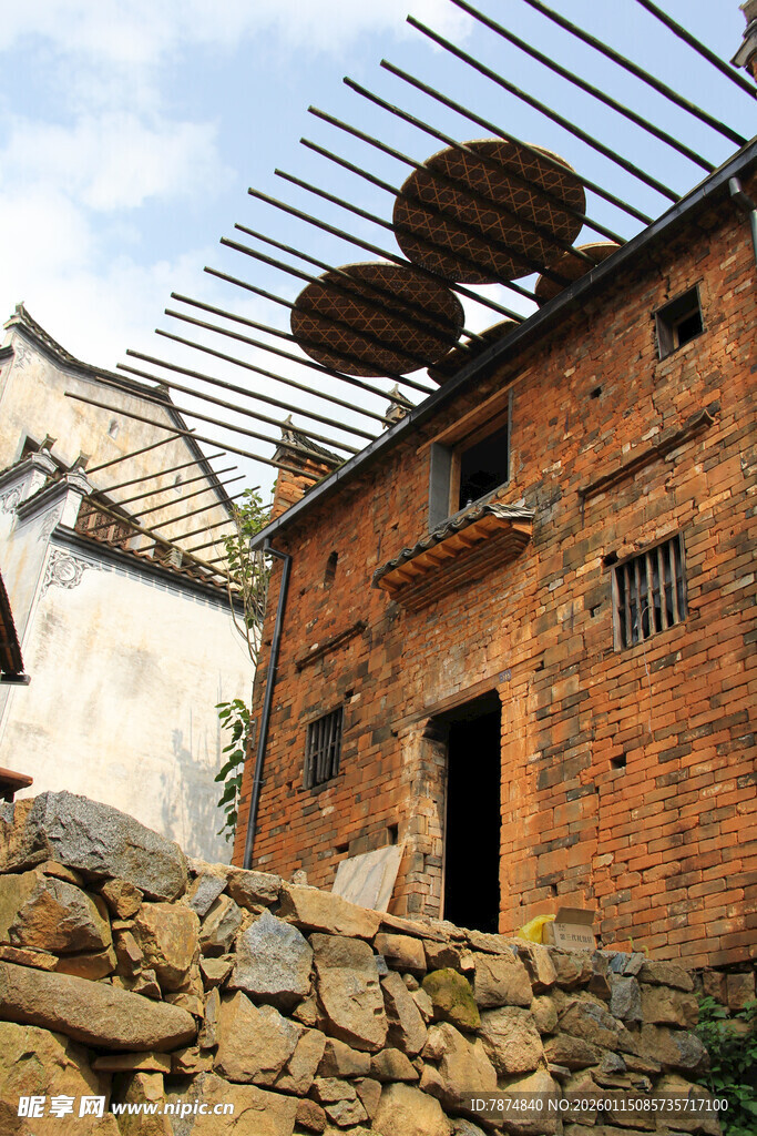 古朴乡村砖瓦房与晾晒架