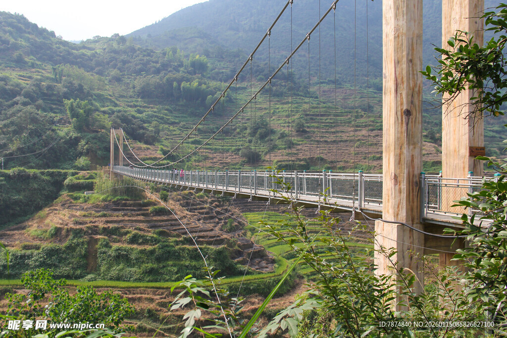 山间悬索桥 风景独好