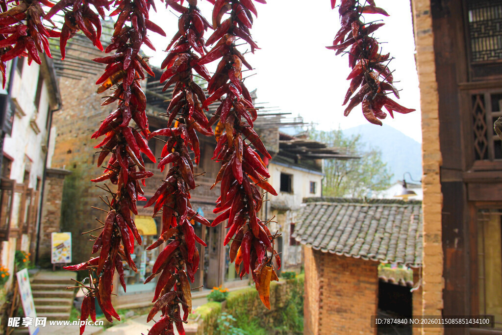 屋檐下悬挂的红辣椒