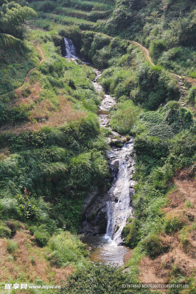 山间瀑布与层层绿意景观