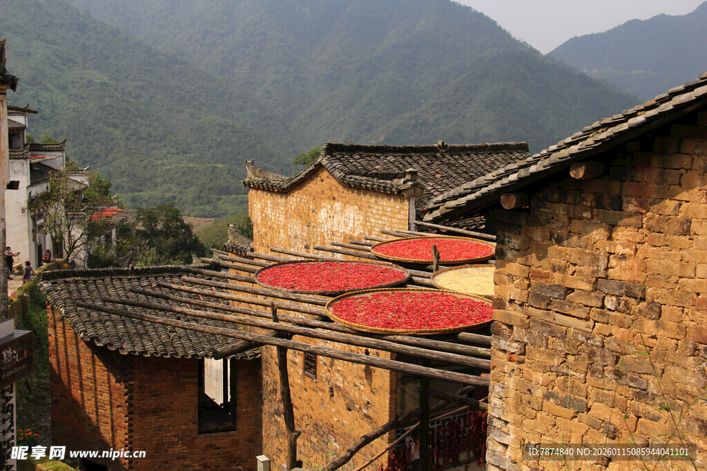 山村屋顶晾晒的红色作物