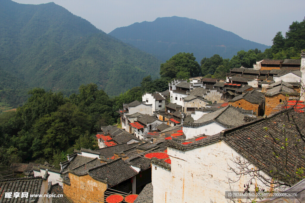 山村古居 青山环绕之景