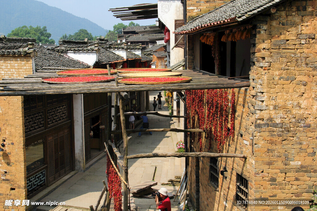 古村落小巷晾晒场景