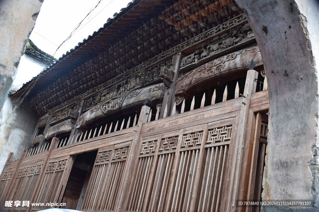 古旧木质建筑门廊