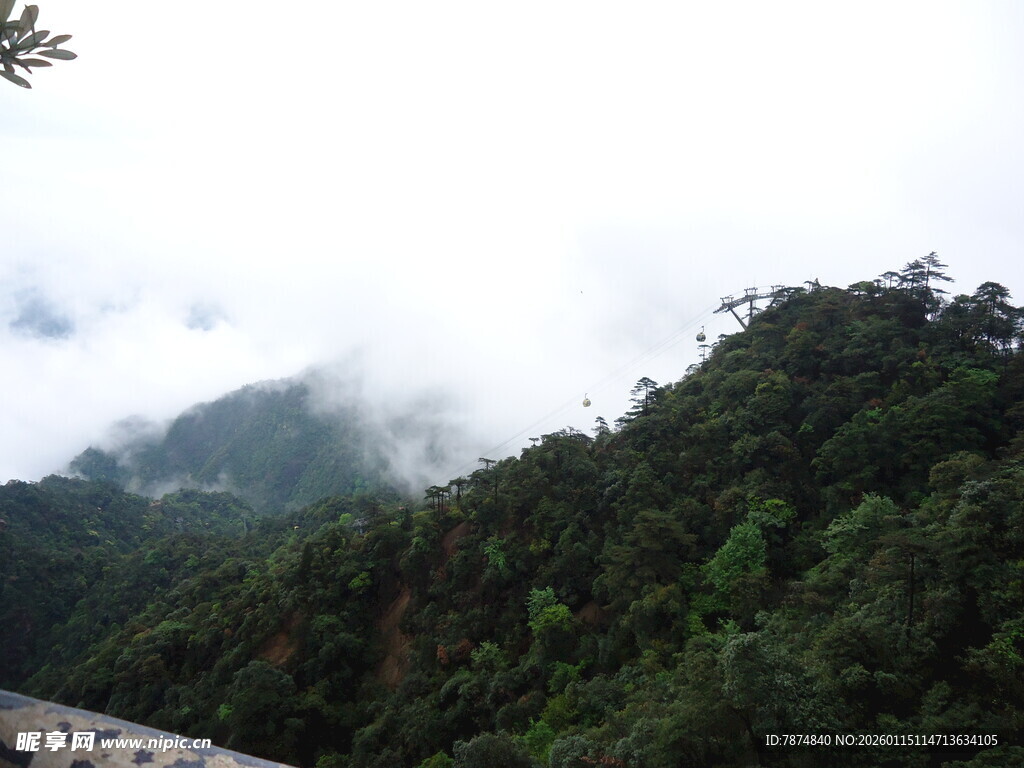 云雾缭绕的翠绿山峦