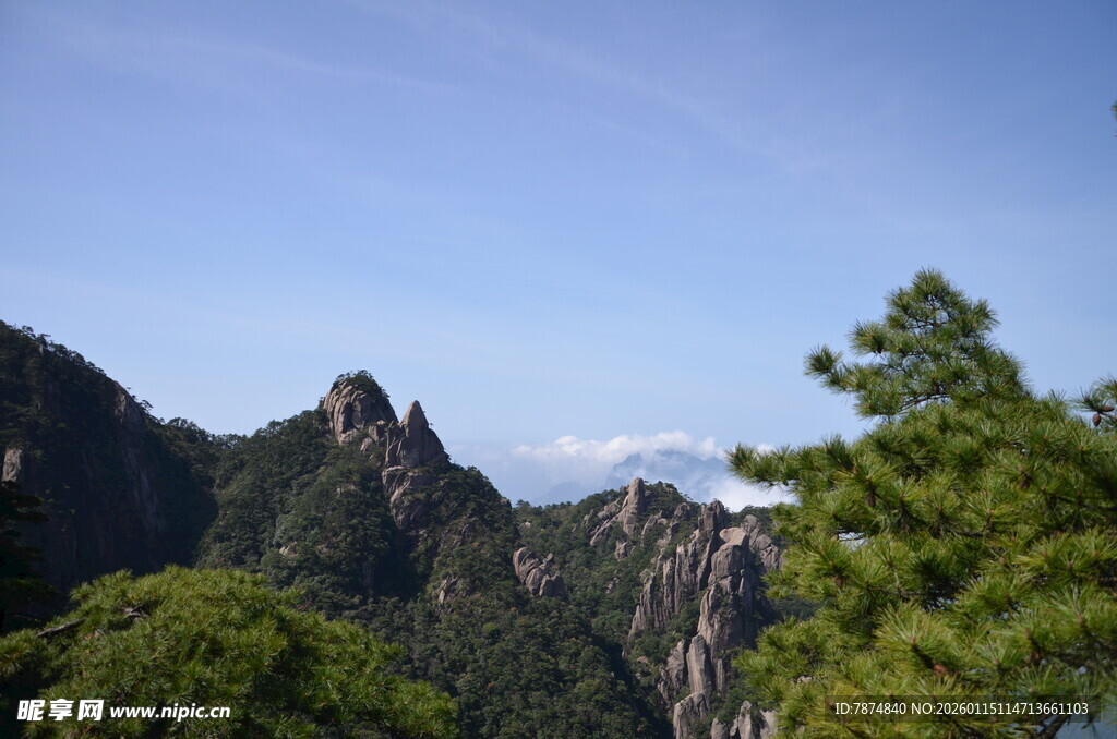 秀丽山峦间的葱郁景致