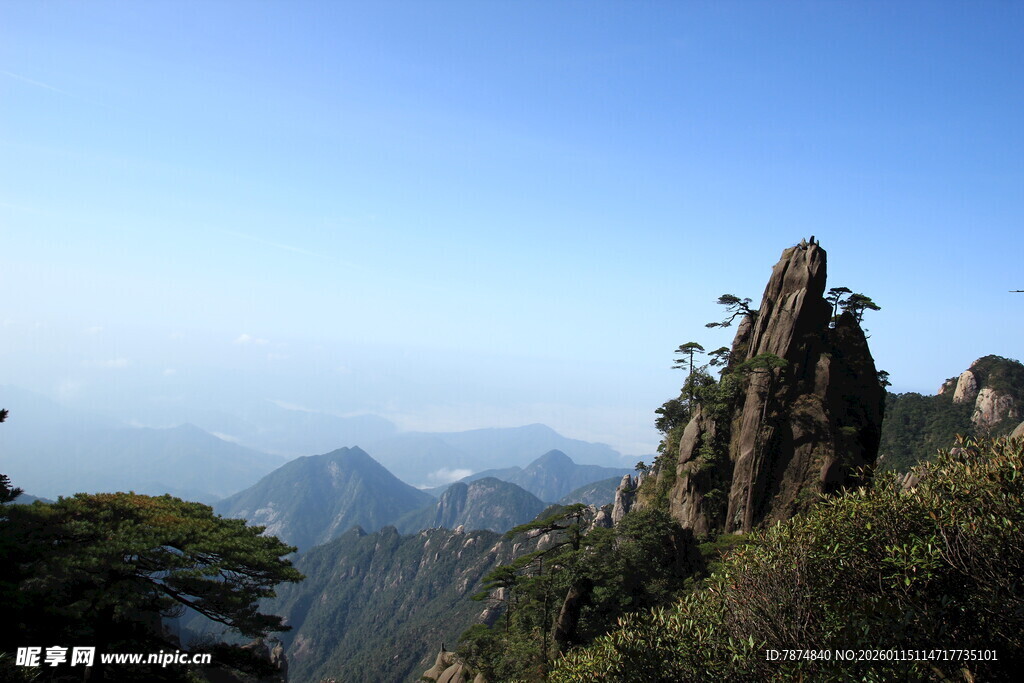 峻峭山峰 云雾缭绕美景