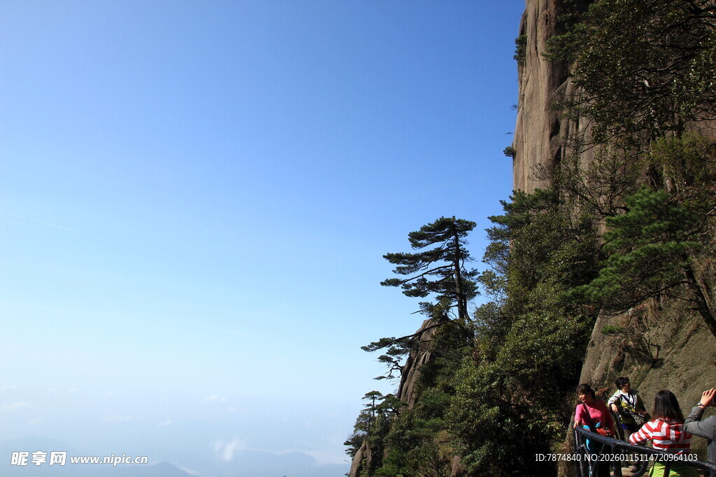 悬崖边的徒步者