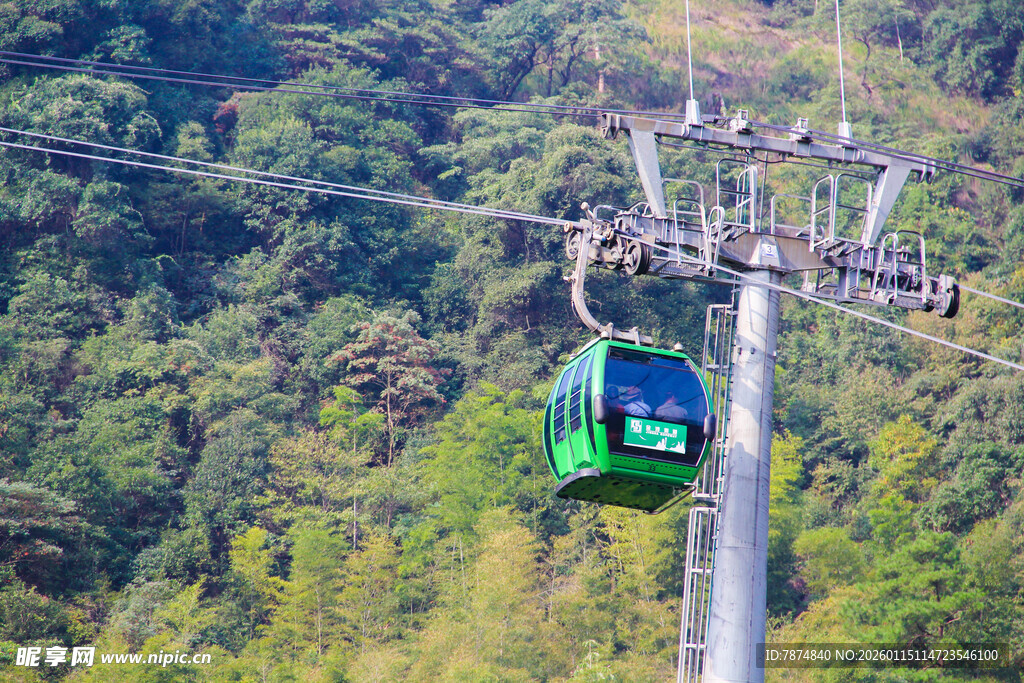 山林间的绿色缆车