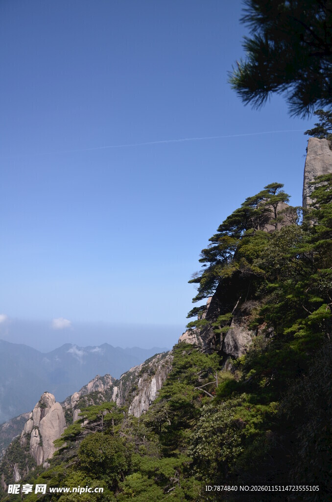黄山峻岭蓝天绿树景观