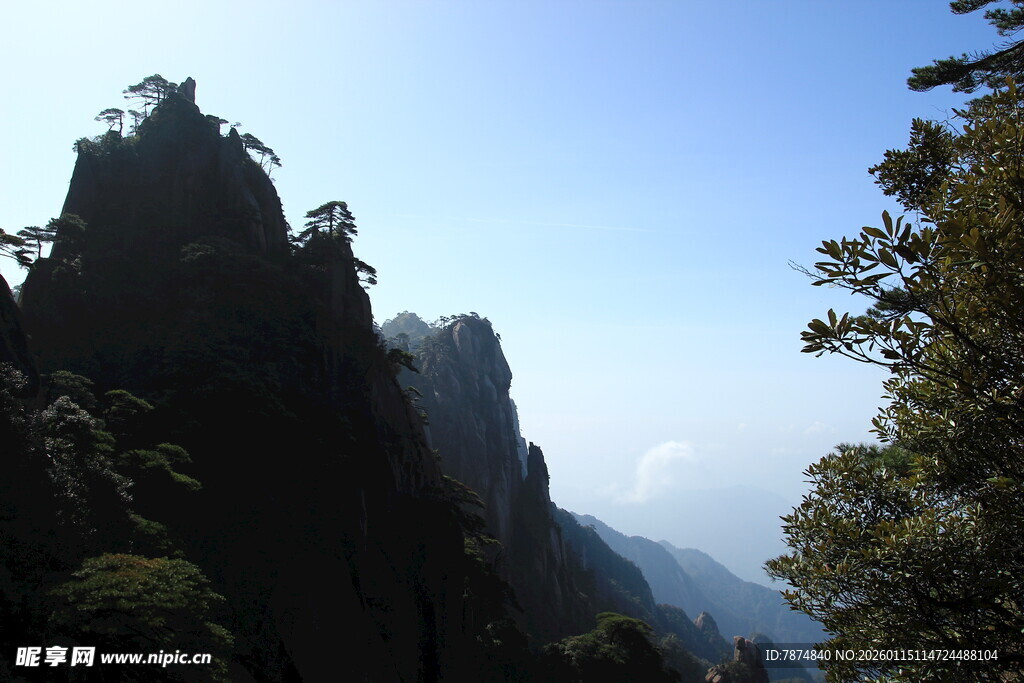 巍峨峻峭的壮美山峰