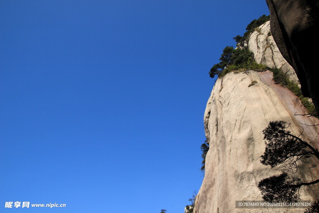 陡峭山峰 蓝天映衬