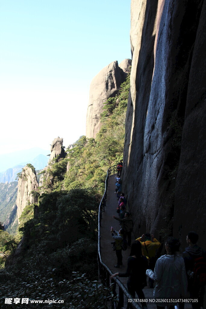 山间栈道上的徒步人群