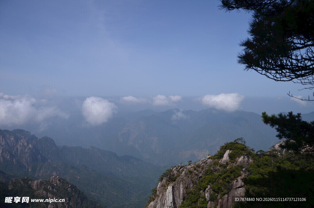 山巅云海间的秀丽景致