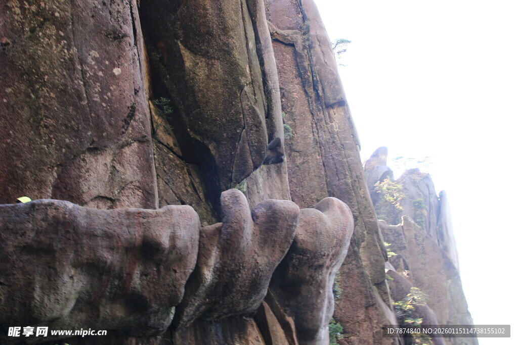 悬崖上的奇特岩石景观