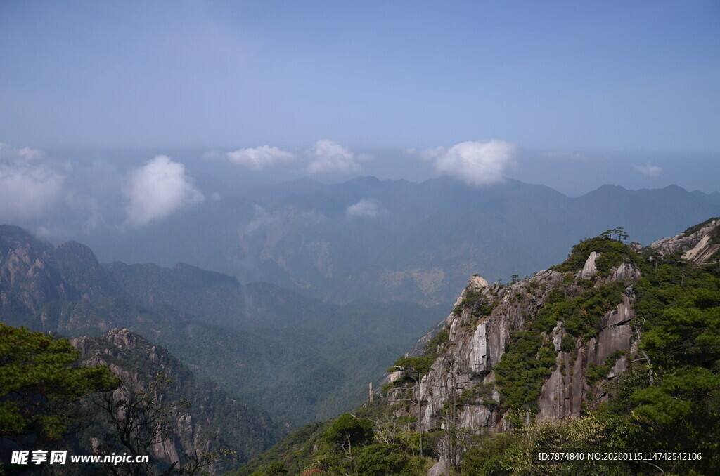 高山云海壮丽自然景观
