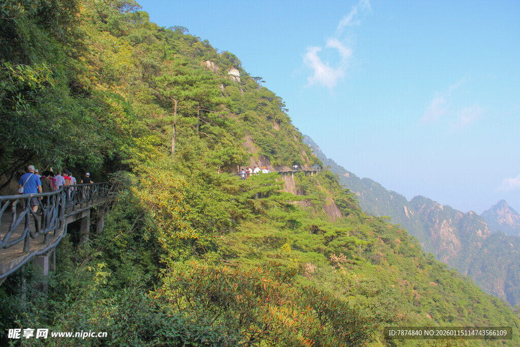 山间栈道上的徒步人群