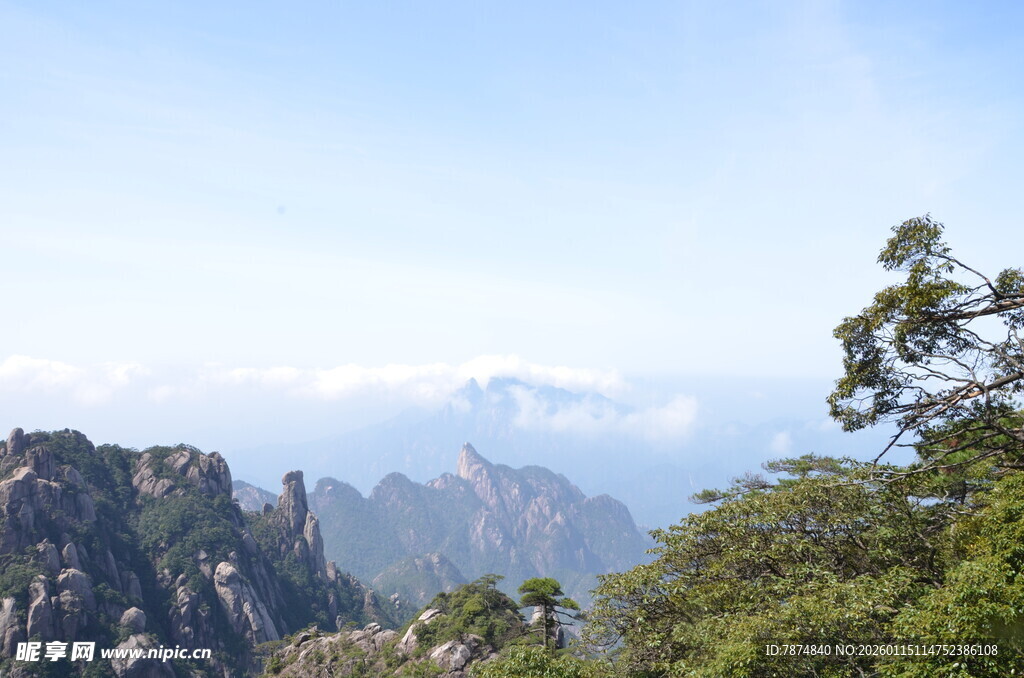 秀丽山峦间的葱郁景色