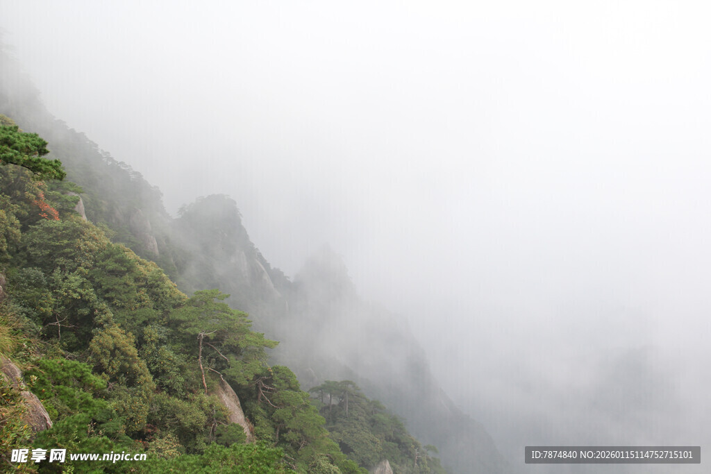 云雾缭绕的山间景致